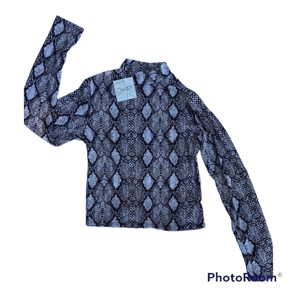 𝅺OLIVIA Rae snakeskin print long sleeve shirt size small jrs